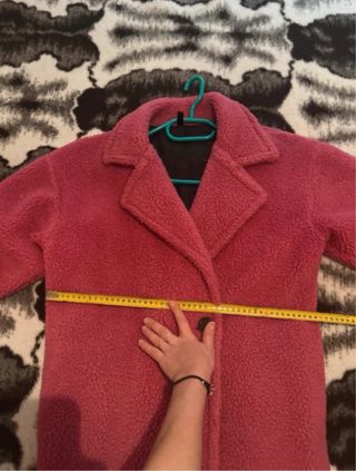 Abrigo rosa borreguito overside es bastante amplio