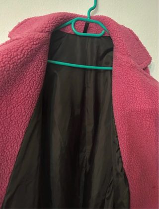 Abrigo rosa borreguito overside es bastante amplio