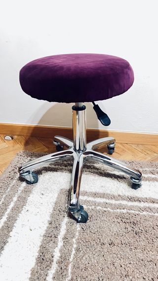 Silla de terciopelo morado con base metálica