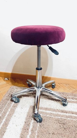 Silla de terciopelo morado con base metálica