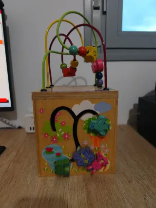 Cubo de madera Imaginarium con actividades.