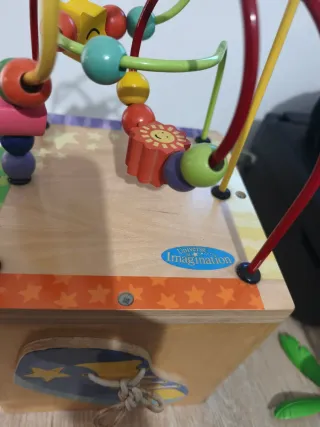 Cubo de madera Imaginarium con actividades.