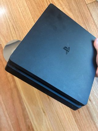 PS4 Slim com Jogo Call of Duty e Comando