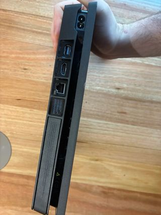 PS4 Slim com Jogo Call of Duty e Comando