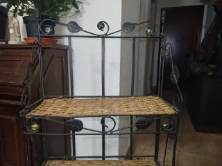 Scaffale in ferro battuto, ferro, vimini e pietre, piante