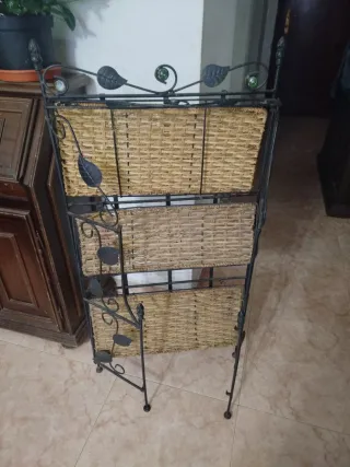 Scaffale in ferro battuto, ferro, vimini e pietre, piante