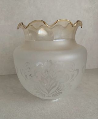 Tulipa antigua de cristal dorada