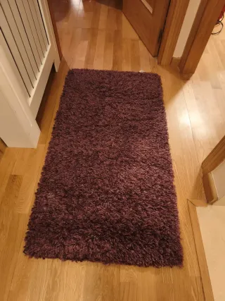 Alfombra de pelo morado y marrón