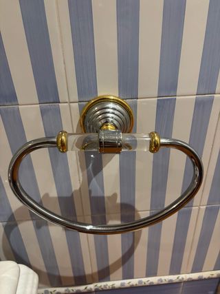 Toallero de metal y cristal dorado