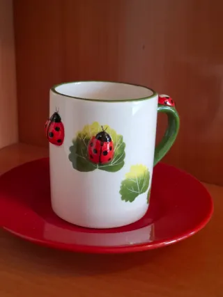 Taza y plato con mariquitas