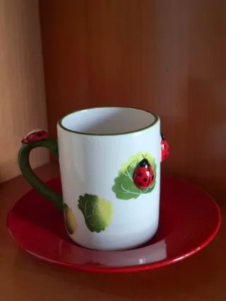 Taza y plato con mariquitas