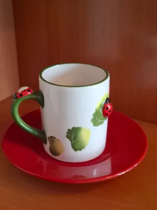 Taza y plato con mariquitas