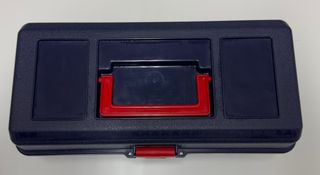Caja de herramientas pequeña azul y roja