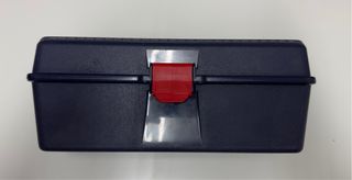 Caja de herramientas pequeña azul y roja