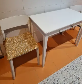 Mesa de cocina blanca con 2 sillas