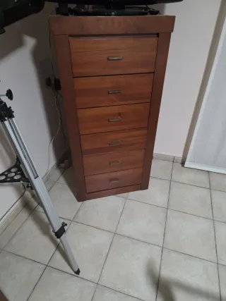 Mesita de noche de madera