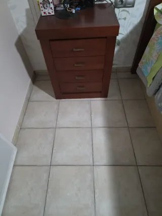 Mesita de noche de madera