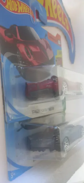 Conjunto 2 Hot Wheels 17 Pagani Huayra Roadster