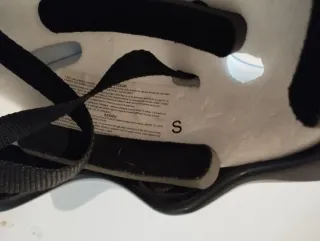 Casco azul para patinete o bici.