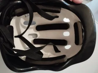 Casco azul para patinete o bici.