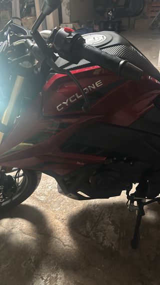 Moto Cyclone 125cc Naked Roja