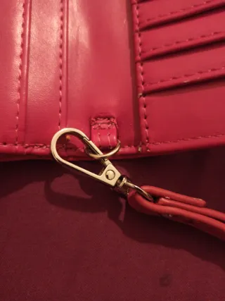 Cartera grande rosa con correa nueva