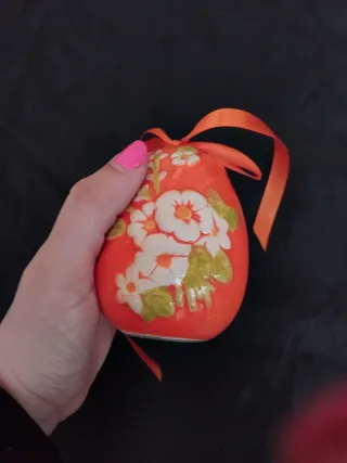 Piccolo ovetto decorativo con fiori