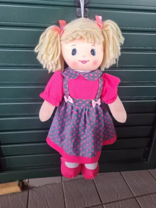 Bambola di stoffa rosa e fucsia