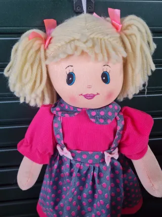 Bambola di stoffa rosa e fucsia