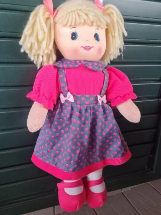 Bambola di stoffa rosa e fucsia