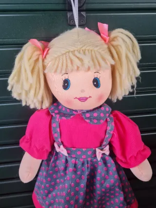 Bambola di stoffa rosa e fucsia