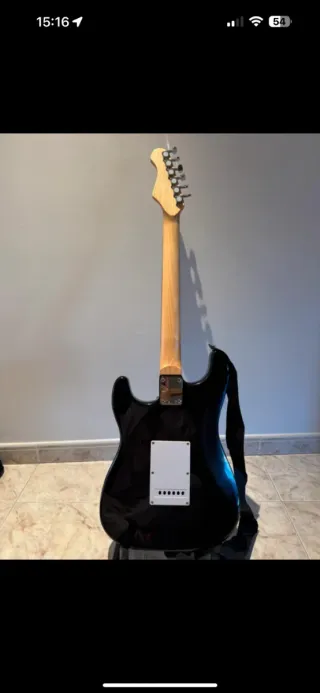 Guitarra Eléctrica Negra y Blanca