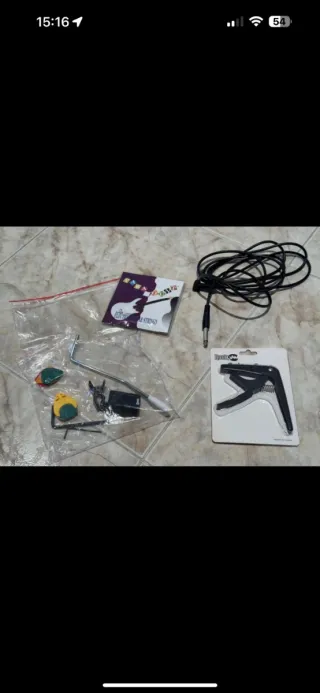 Guitarra Eléctrica Negra y Blanca