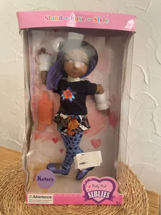 Muñeca Kelsey Ruby Red Siblies