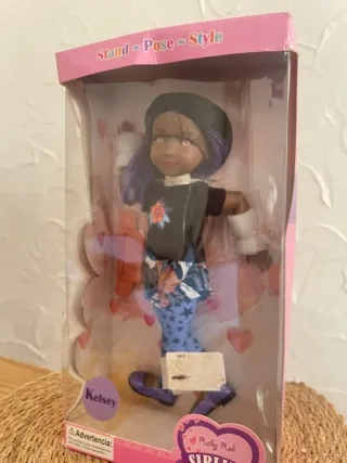 Muñeca Kelsey Ruby Red Siblies