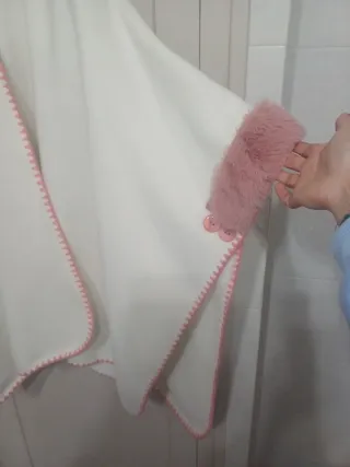 Poncho blanco con detalles rosas
