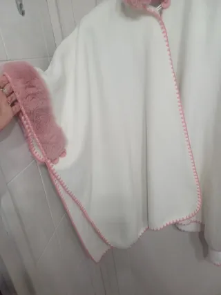 Poncho blanco con detalles rosas