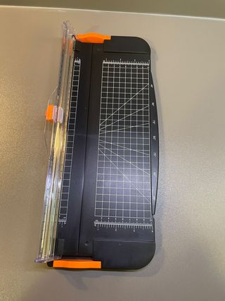 Guillotina de papel negra y naranja