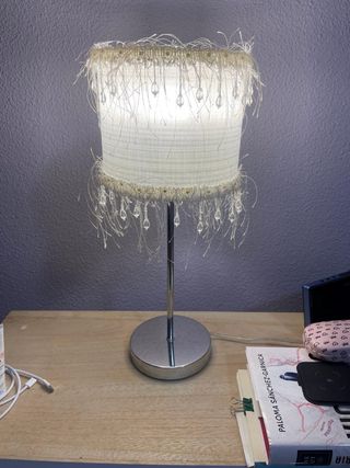Lámpara de mesa plateada y blanca