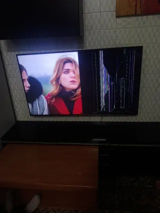 Televisor con pantalla rota. 55 pulgadas