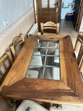 Mesa de comedor y 4 sillas de madera