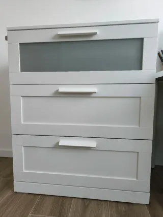 Cómoda Ikea Brinnes Madera y Cristal