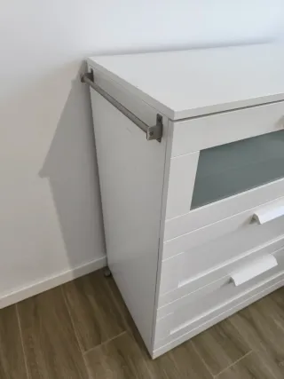 Cómoda Ikea Brinnes Madera y Cristal