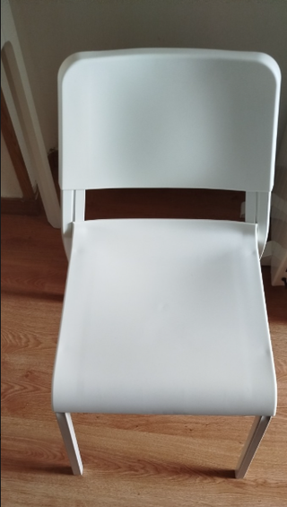 Sillas blancas de plástico y metal