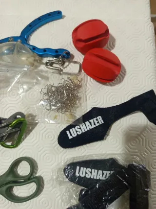 Set di attrezzatura da pesca: galleggianti, ami, filo