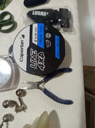 Set di attrezzatura da pesca: galleggianti, ami, filo