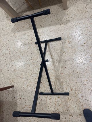 Piano Yamaha PSR-F51 con soporte. Negociable.