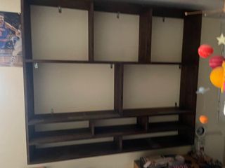 Estantería de madera marrón