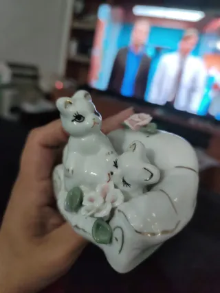 Figura gatitos porcelana sofá