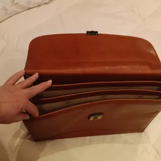 Maletín de piel marrón